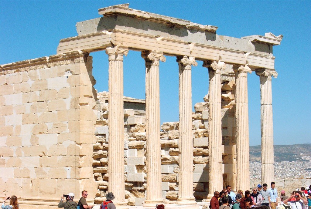 Le colonne in stile ionico dell'Eretteo