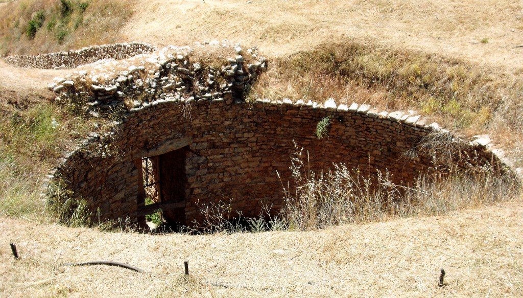 Aspetto di una tomba a tholòs scoperchiata