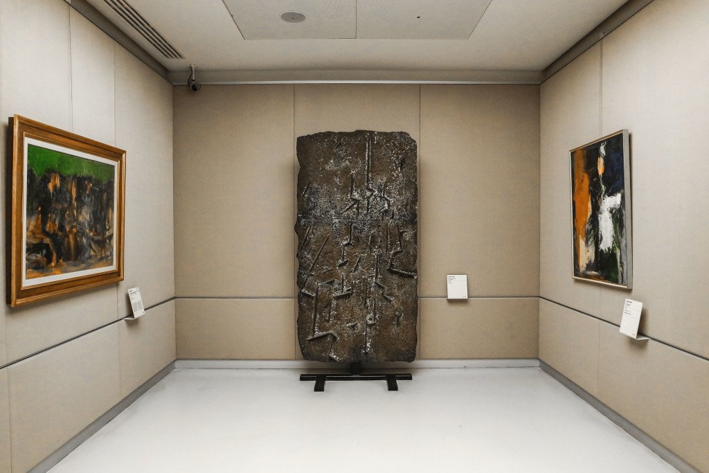 No, quella stele non ricordo proprio di chi sia... chiamiamola Stele di Rosetta Postmoderna
